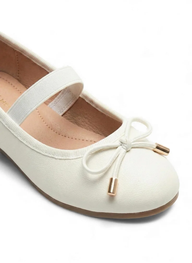 Geoomnii White Junior Girls’ Closed Flat Shoes – Comfortable, Lightweight & Everyday Wear for Women | Best Price UAE